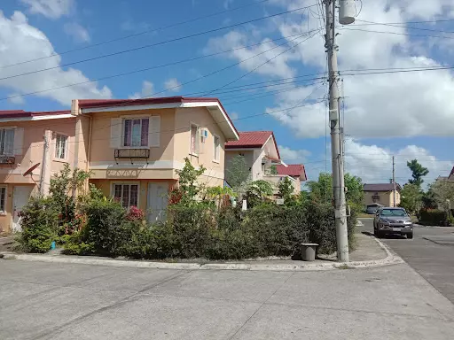 House and lot for sale within Subdivision.