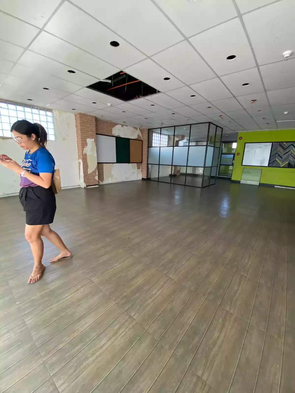 COMMERCIAL / OFFICE SPACE FOR RENT IN ESCARIO (ALONG THE ROAD) — Space in North Escario Street, Capitol, Cebu City — Photo 2