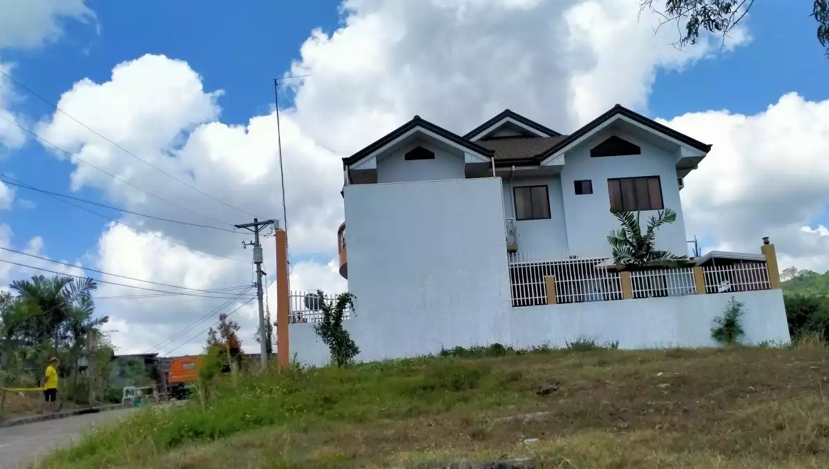 HOUSE AND LOT - photo 2