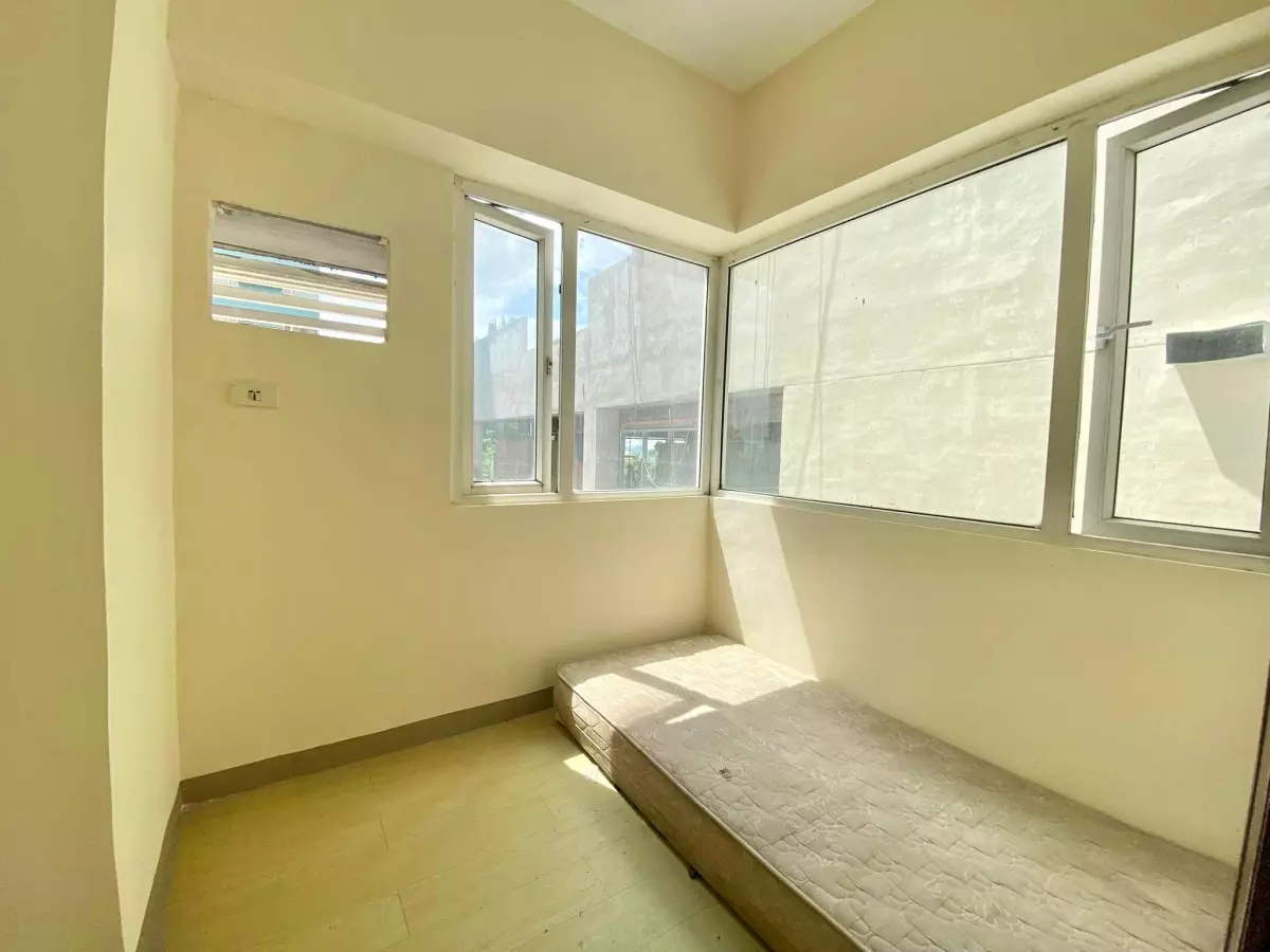 3BR BARE UNIT FOR RENT at Ridgewood Towers near BGC   - photo 3