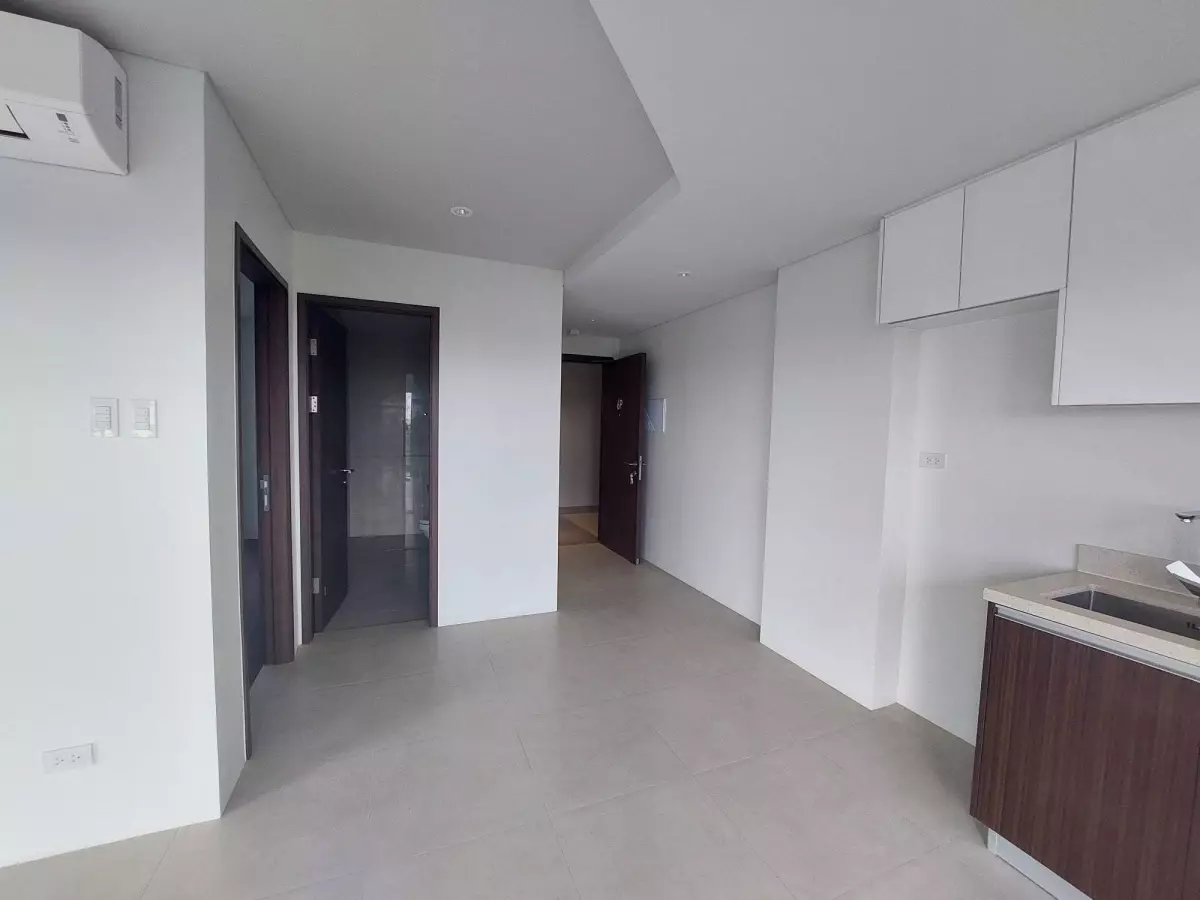 Sacrifice SALE !!! Save up to 4M Semi Furnished 1 Bedroom Corner Unit — 1 Bedroom in Buyong Road, Maribago, Lapu-Lapu City — Photo 6