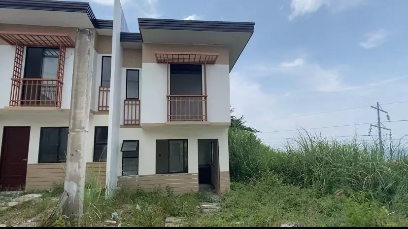 FOR ASSUME TOWNHOUSE CORNER END UNIT IN CASAMIRA SOUTH NAGA CEBU