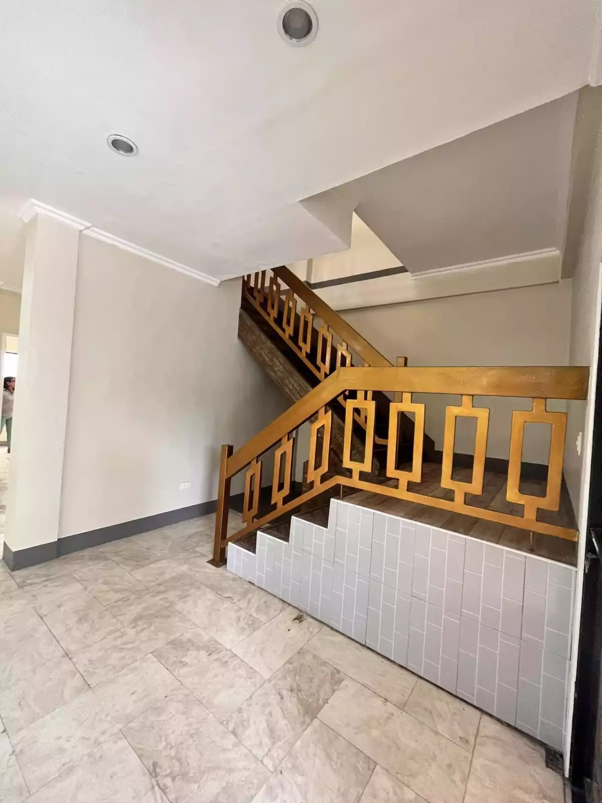 6 BEDROOM HOUSE AND LOT IN MANDAUE CITY, CEBU — House and Lot in Mandaue City, Cebu, Philippines — Photo 7