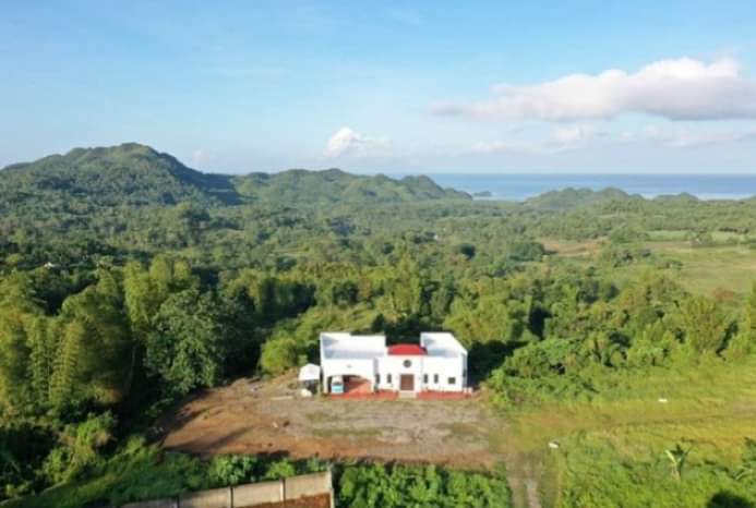 Open photo 12 of 42 — Perfect RETIREMENT HOME with spectacular mountain & ocean view!