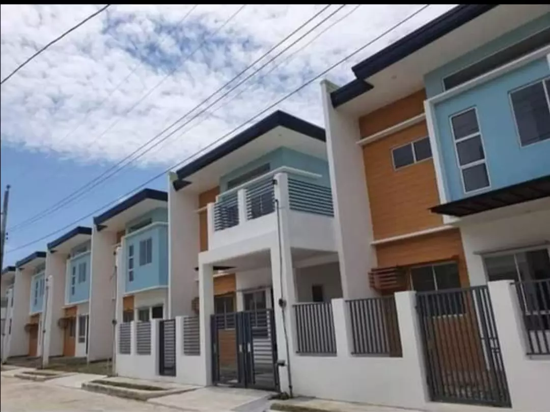 For Rent! Regent with balcony and fence