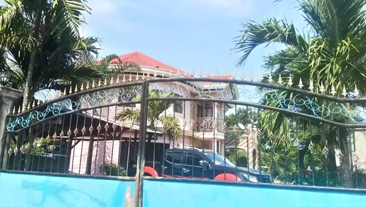 RUSH SALE House and Lot For  w/SWIMMING POOL