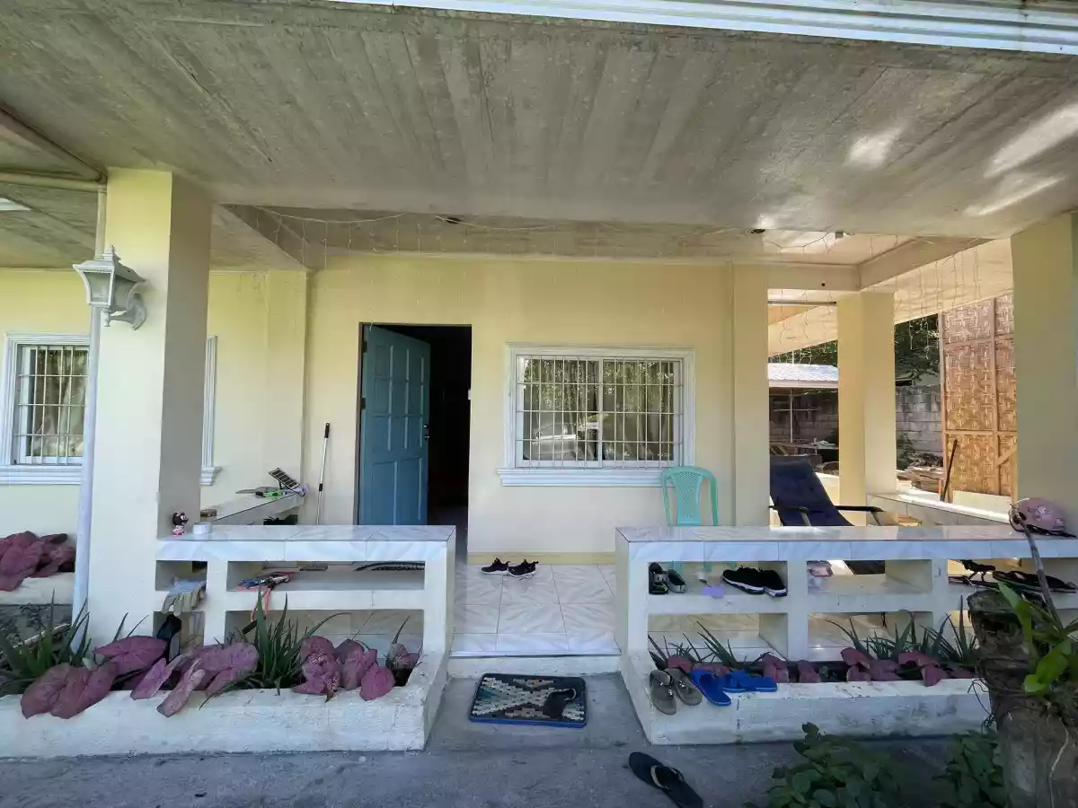 Bungalow House w/ 816 lot Area - photo 2