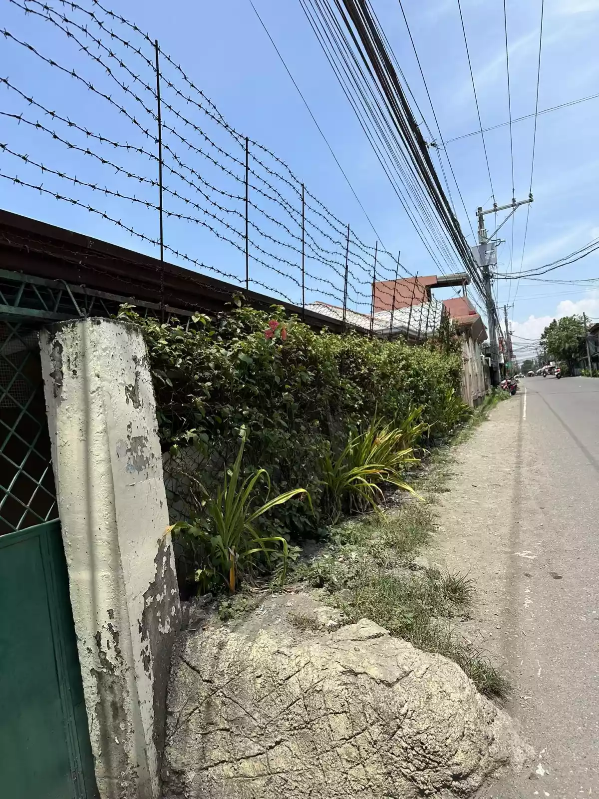 Open photo 11 of 17 — House and Lot along the Road