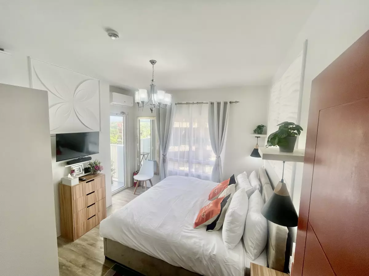 Unbeatable Investment Opportunity! This Airbnb-ready, 1-bedroom condominium unit in Bacolod's Mesavirre Garden Residences is fully furnished and ready to generate rental income — 1 Bedroom in Negros Occidental, Philippines — Photo 3