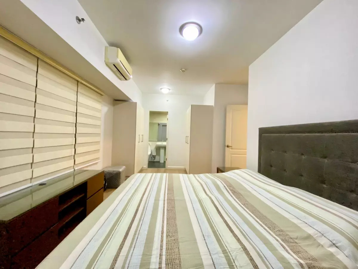 FOR RENT | 3BR UNIT w/ PARKING at The Red Oak at Two Serendra — 3 Bedrooms in McKinley Parkway, Taguig, Metro Manila — Photo 3