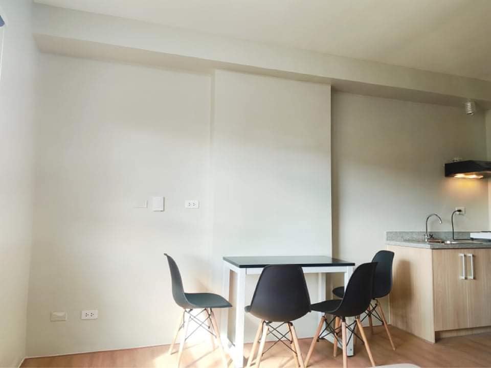 Studio with parking for rent near JY Lahug — Studio in Salinas Drive Extension, Cebu City, Philippines — Photo 3