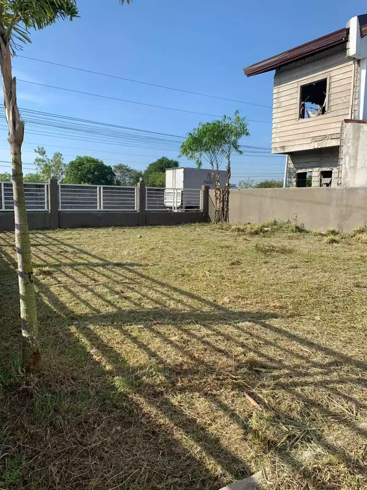 FULLY FENCED TWO-STOREY RESIDENTIAL BUILDING - photo 4