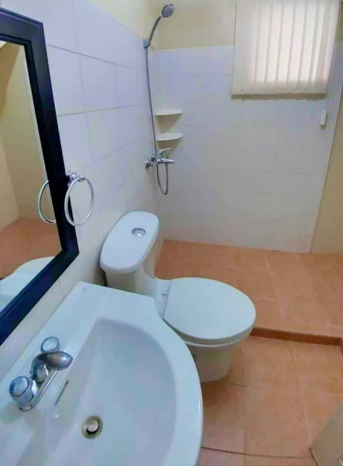 Open photo 12 of 18 — Townhouse For Sale in Guadalupe Cebu City
