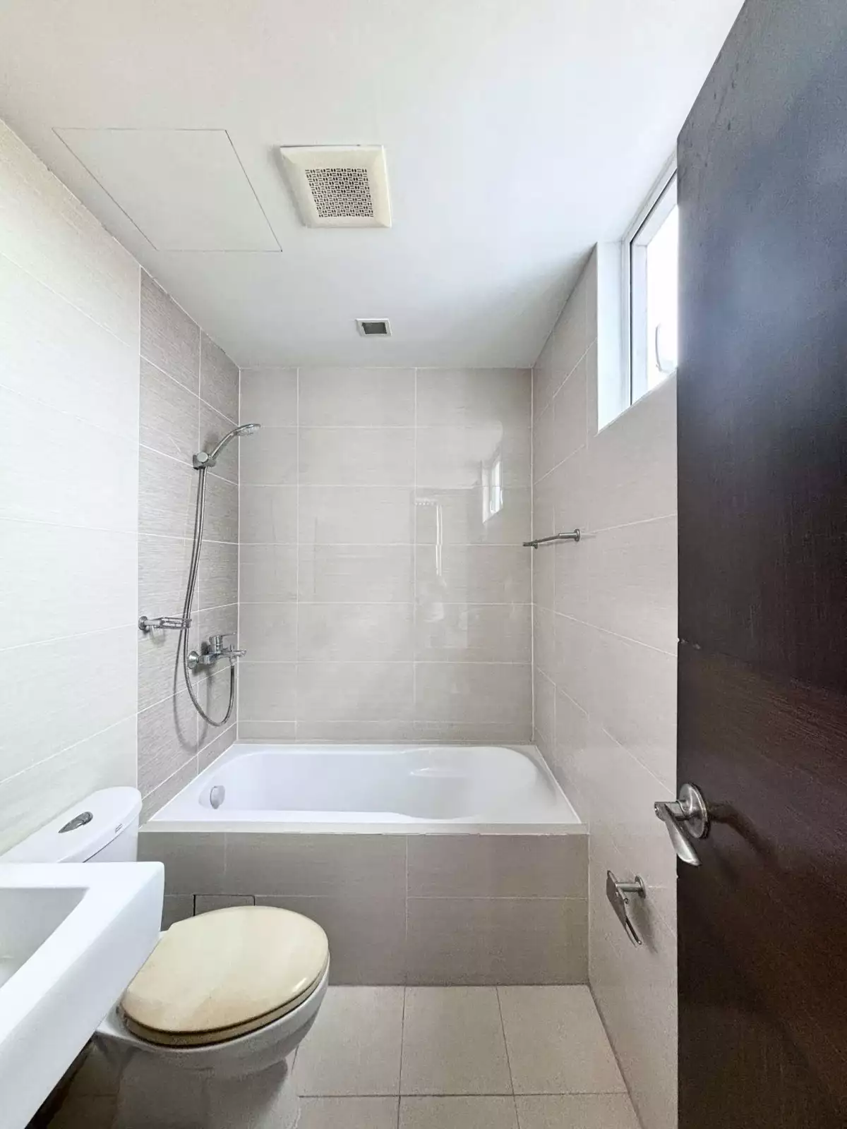 FURNISHED CORNER 2BR, 3 BATHROOMS with Balcony for SALE — 2 Bedrooms in Newtown Boulevard, Lapu-Lapu City, Cebu — Photo 4