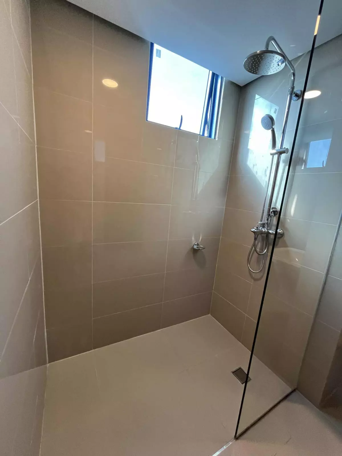 Open photo 15 of 18 — FOR SALE 1 BR PREMIUM CORNER UNIT WITH PARKING AND BALCONY IN 38TH PARK AVENUE