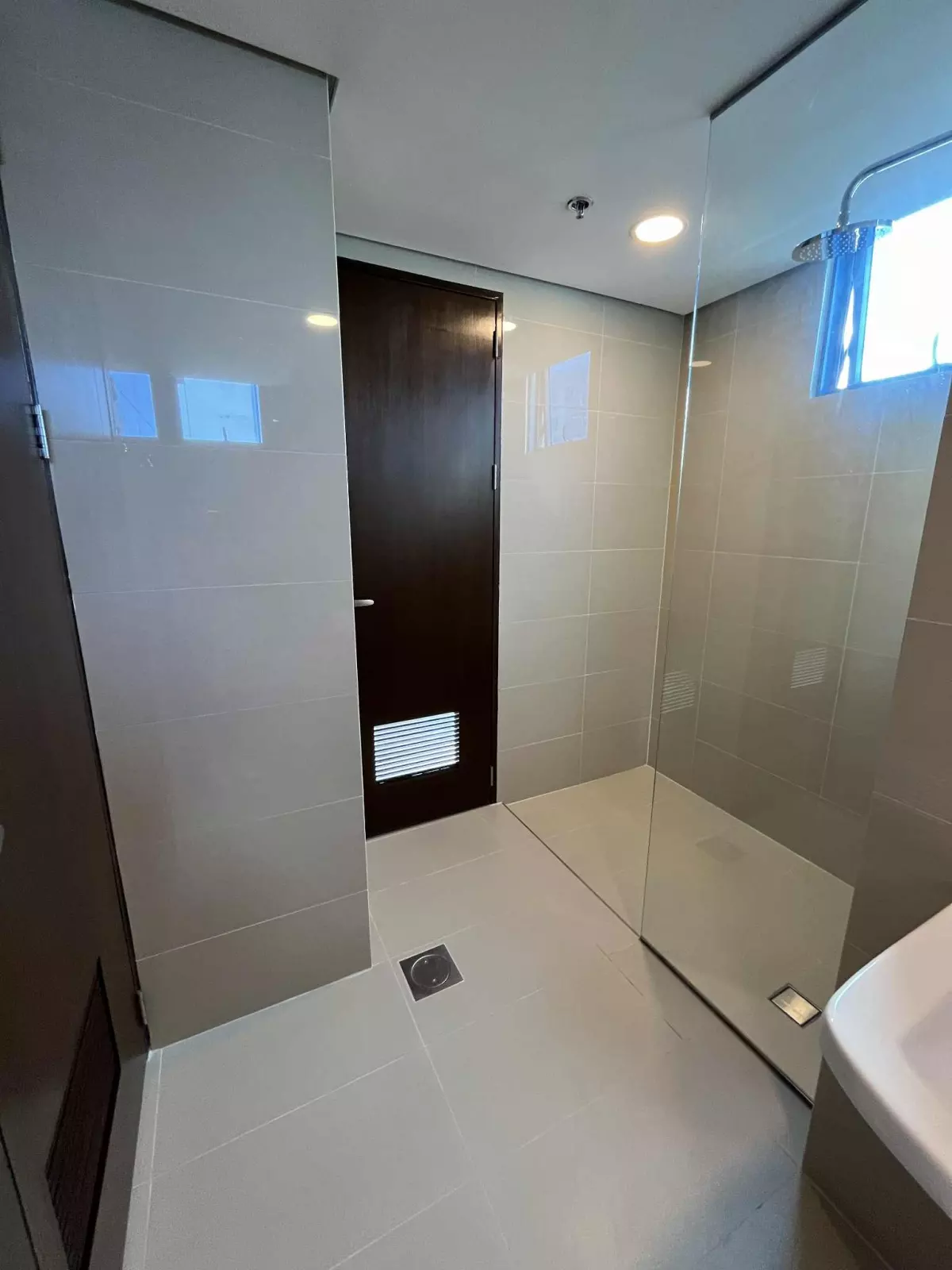 Open photo 16 of 18 — FOR SALE 1 BR PREMIUM CORNER UNIT WITH PARKING AND BALCONY IN 38TH PARK AVENUE