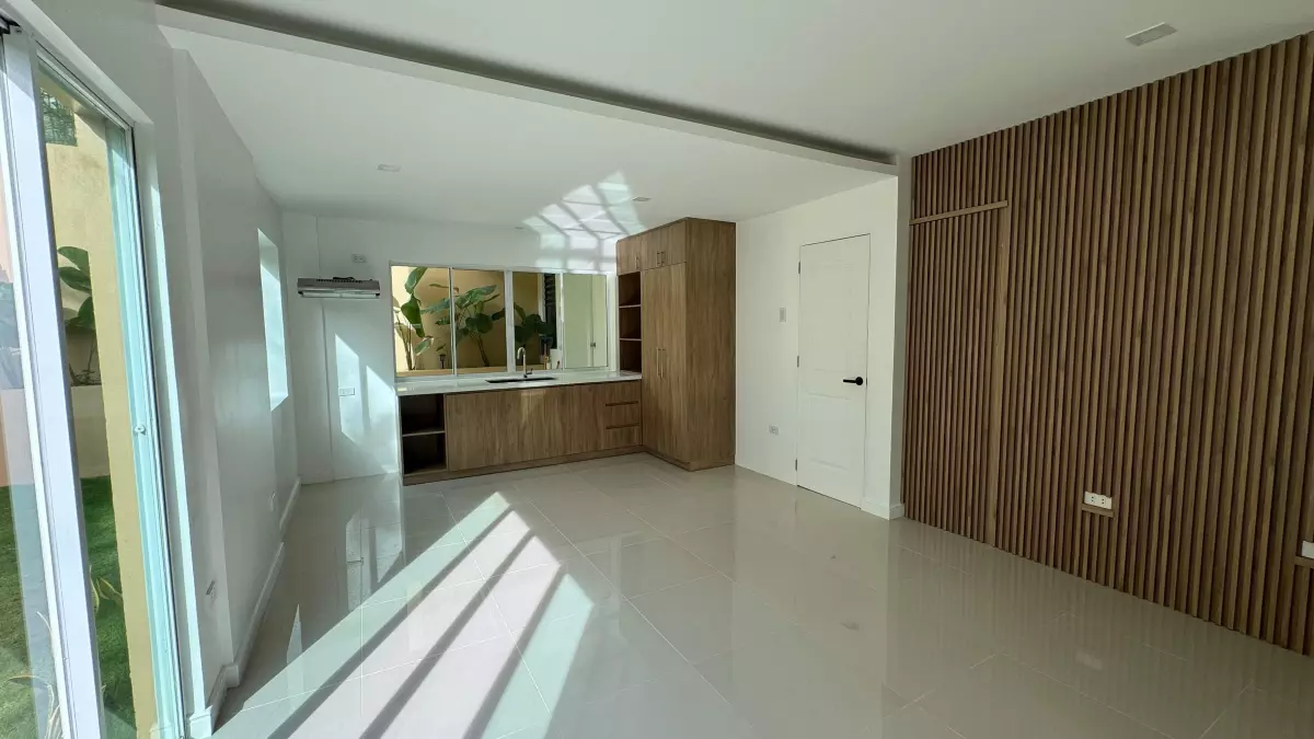 Duplex House For Sale in Hacienda Salinas — Townhouse in Cebu City, Cebu, Philippines — Photo 6