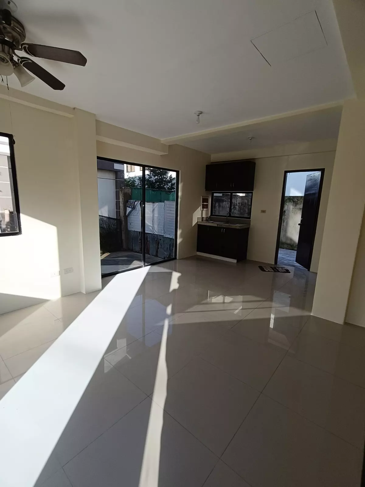 FOR SALE DUPLEX HOUSE IN EASTLAND ESTATE LILOAN — House and Lot in Eastland Dr, Liloan, Cebu — Photo 3