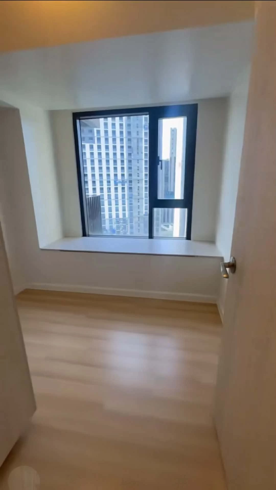 For Sale 2-Bedroom Suite with Balcony & 1 Parking slot @ Mandani Bay Tower 2 — 2 Bedrooms in F.E. Zuellig Avenue, Mandaue City, Philippines — Photo 4