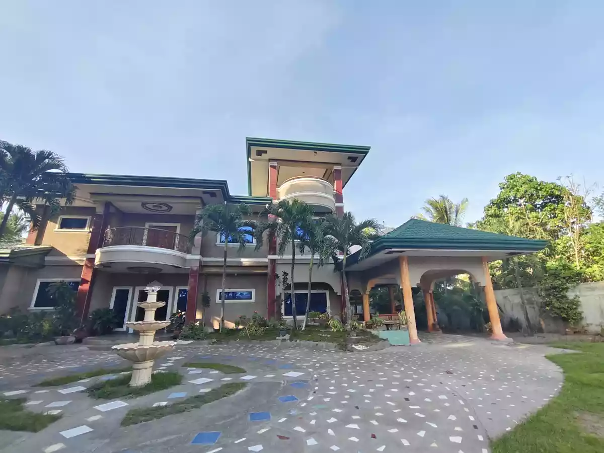 Big House and Lot with Pool in Gensan