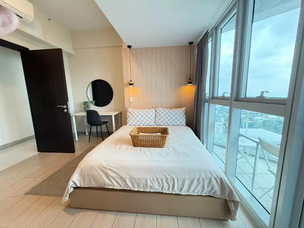Modern 2Bedroom Condo with Balcony For Sale at Uptown Parksuites, BGC — 2 Bedrooms in 38th Street, Taguig, Metro Manila — Photo 4