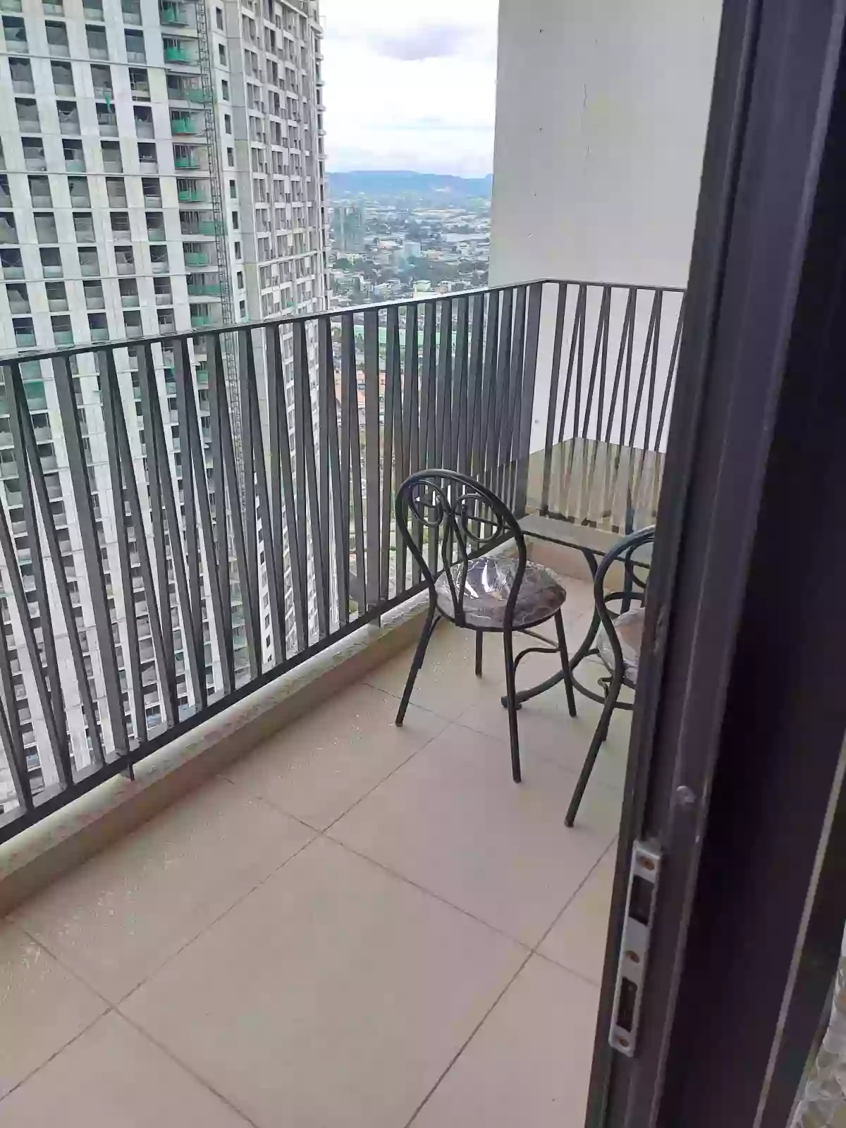 1BR PLUS W/PARKING CORNER AREA MANDANI BAY SUITES T2 FOR SALE  PHP 10.5M — 1 Bedroom in F.E. Zuellig Avenue, Mandaue City, Philippines — Photo 5