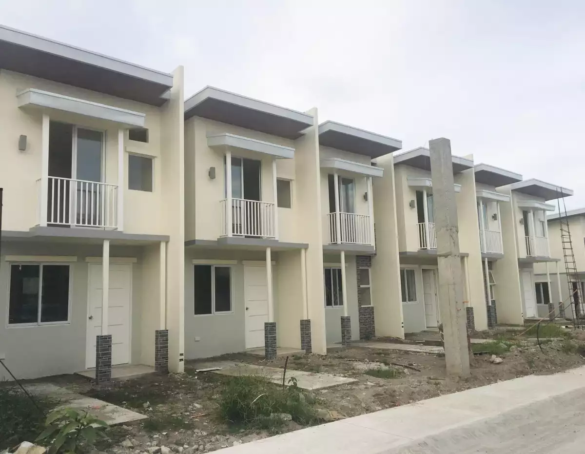 TWO-BEDROOM END UNIT FOR ASSUME AT CASA MIRA HOMES DUMAGUETE — Townhouse in Negros Oriental, Philippines — Photo 2