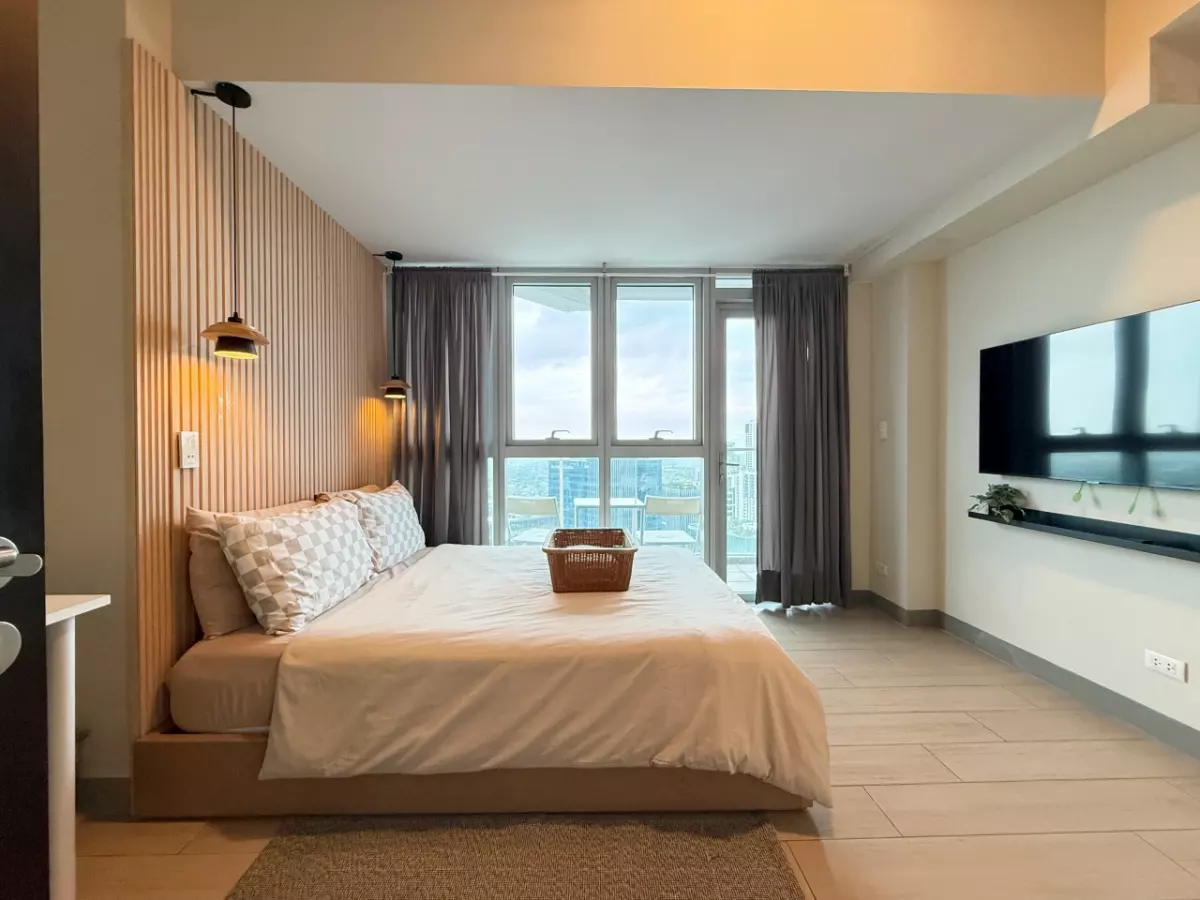 Modern 2Bedroom Condo with Balcony For Sale at Uptown Parksuites, BGC