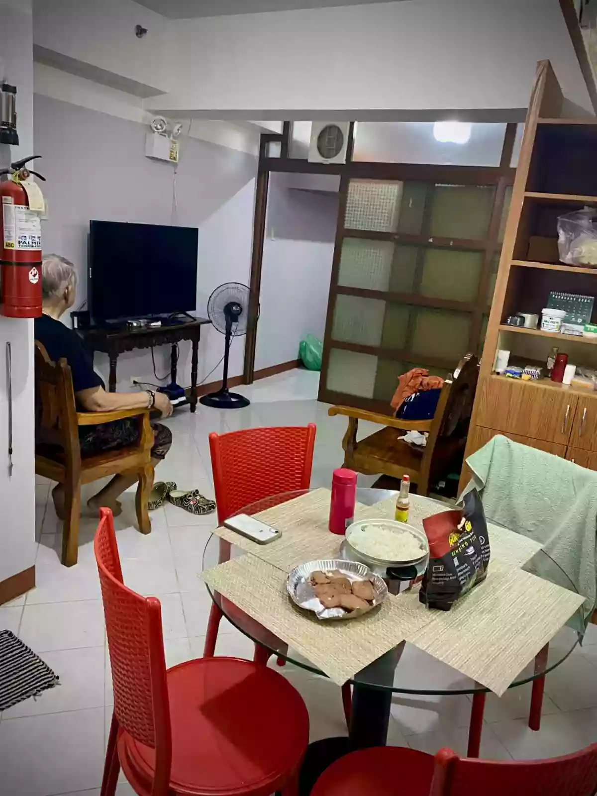 RUSH SALE Prime 1-Br Unit in Ermita Manila with Balcony and Parking — 1 Bedroom in Bocobo St, Ermita, Manila — Photo 3