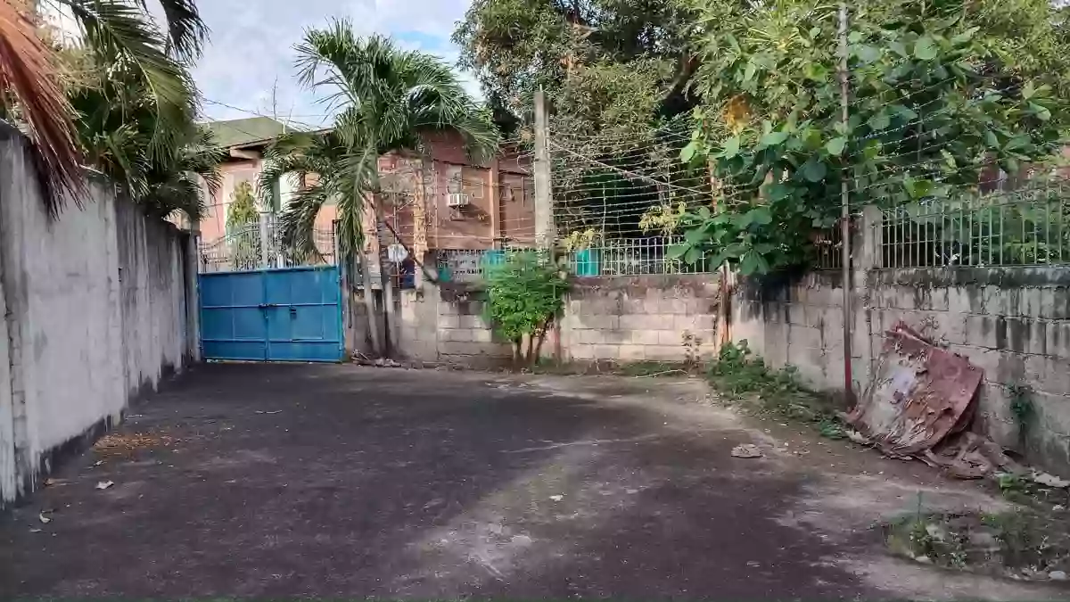 Premium Investment Opportunity: Income-Generating Lot with Apartments in Bantayan, Dumaguete City — Residential Lot in Dumaguete City, Negros Oriental, Philippines — Photo 2