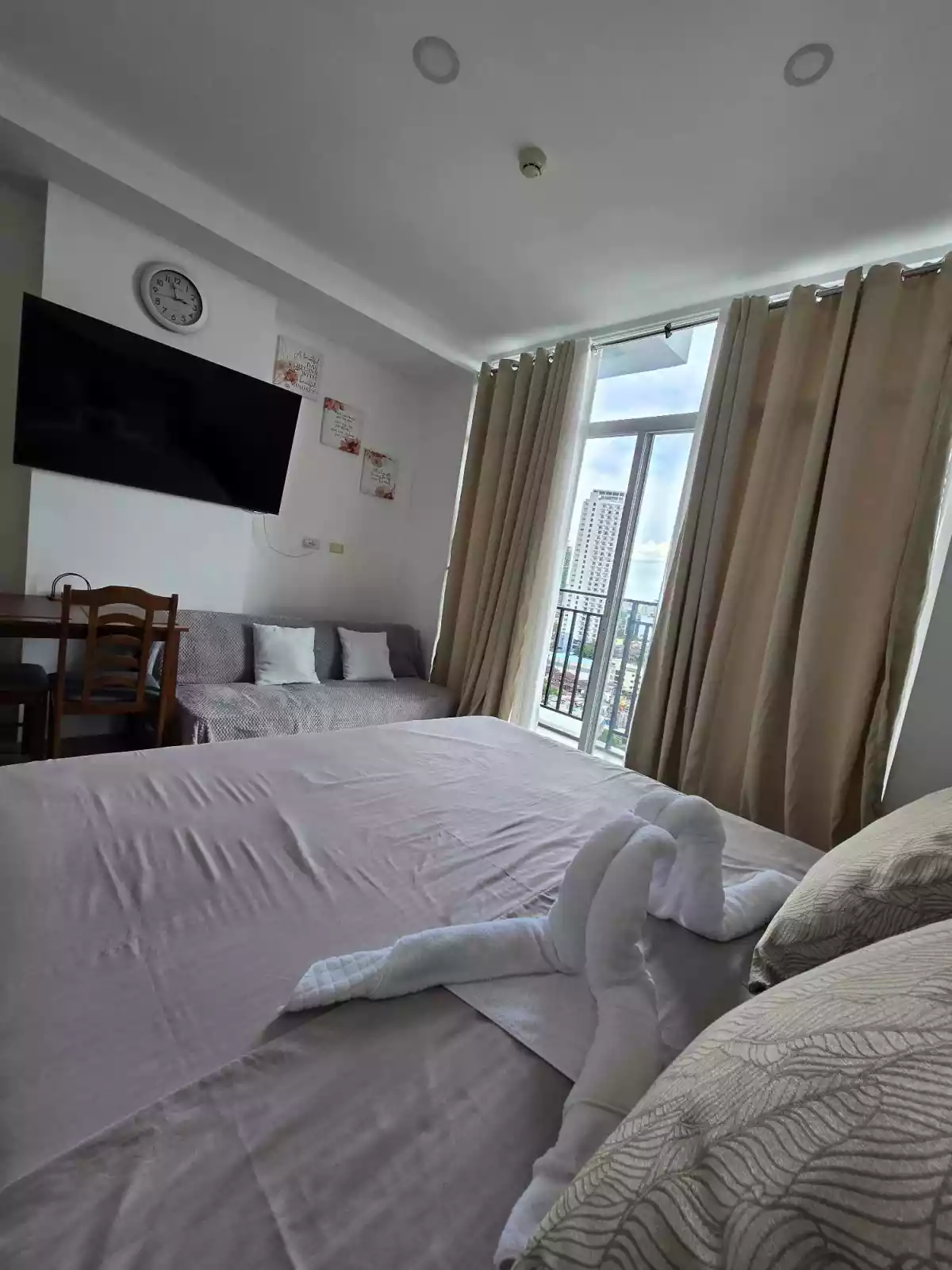 Studio Unit w/ Balcony facing Osmeña Blvd for sale