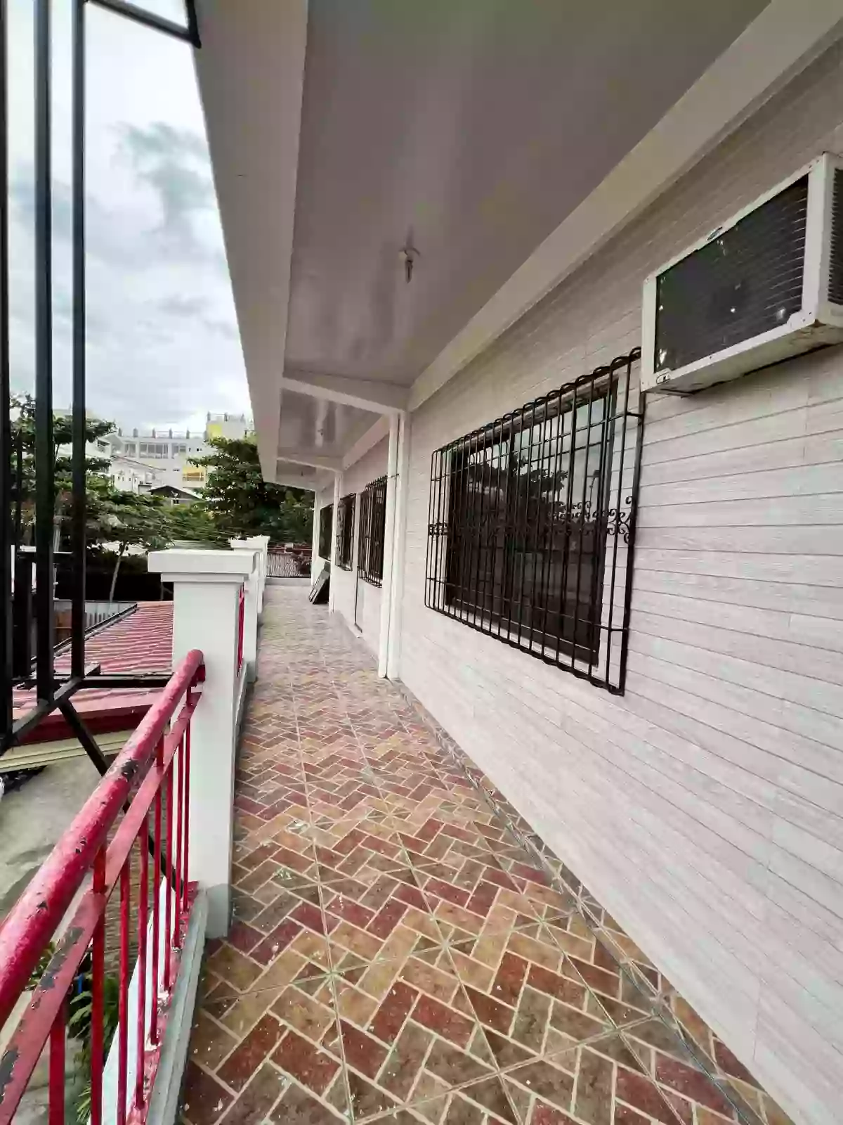 INCOME GENERATING PROPERTY 3 COMMERCIAL UNITS WITH 3 STOREY HOUSE AND 5 APARTMENTS — Apartment in Cebu, Philippines — Photo 2