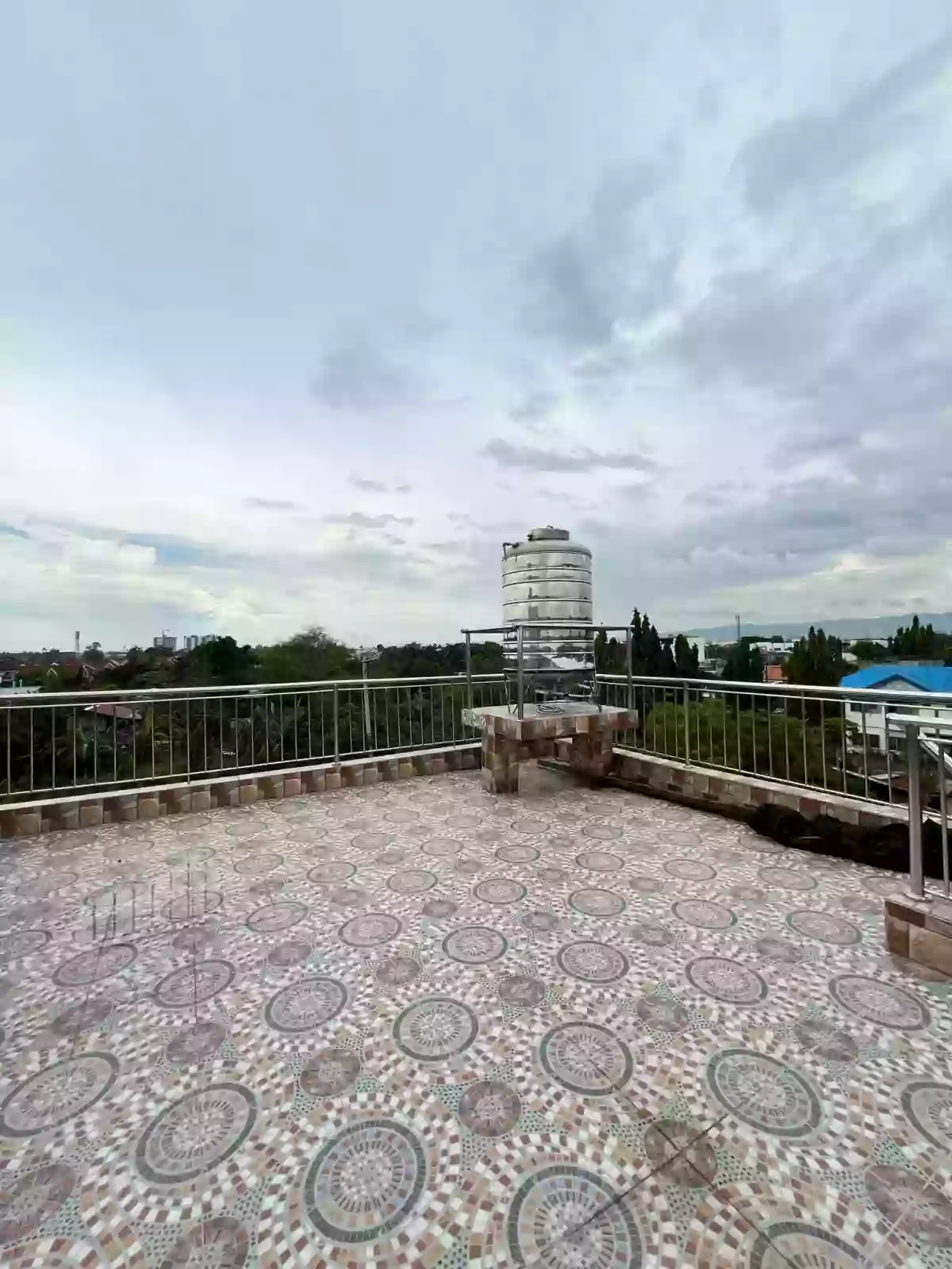 INCOME GENERATING PROPERTY 3 COMMERCIAL UNITS WITH 3 STOREY HOUSE AND 5 APARTMENTS — Apartment in Cebu, Philippines — Photo 4