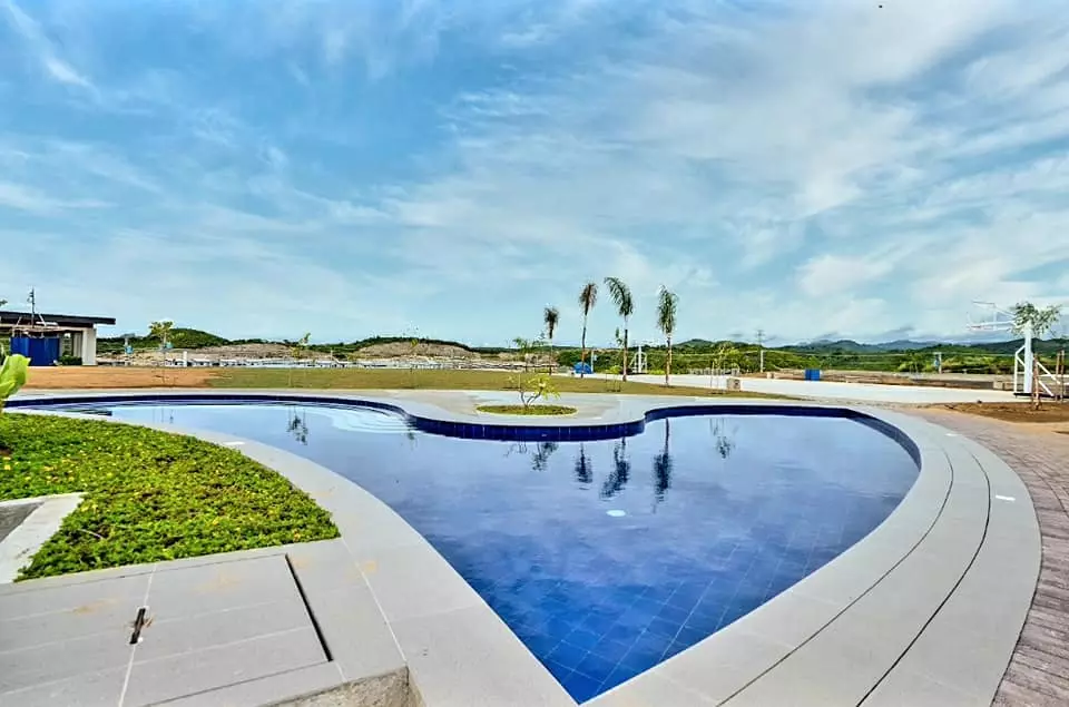 VERY RUSH FOR ASSUME TOWNHOUSE END-UNIT AT AMOA — Townhouse in Compostela, Cebu, Philippines — Photo 2