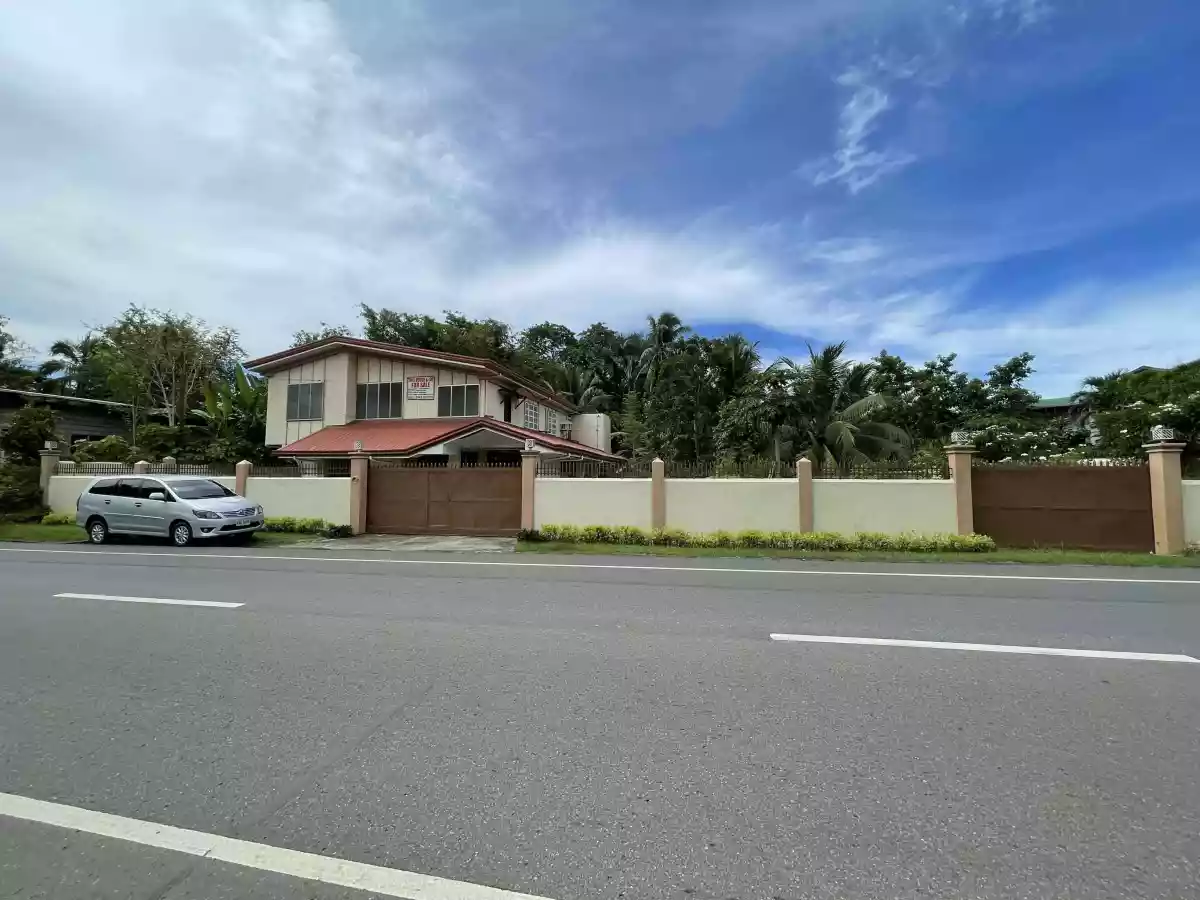 HOUSE & LOT FOR SALE — ALONG NATIONAL ROAD