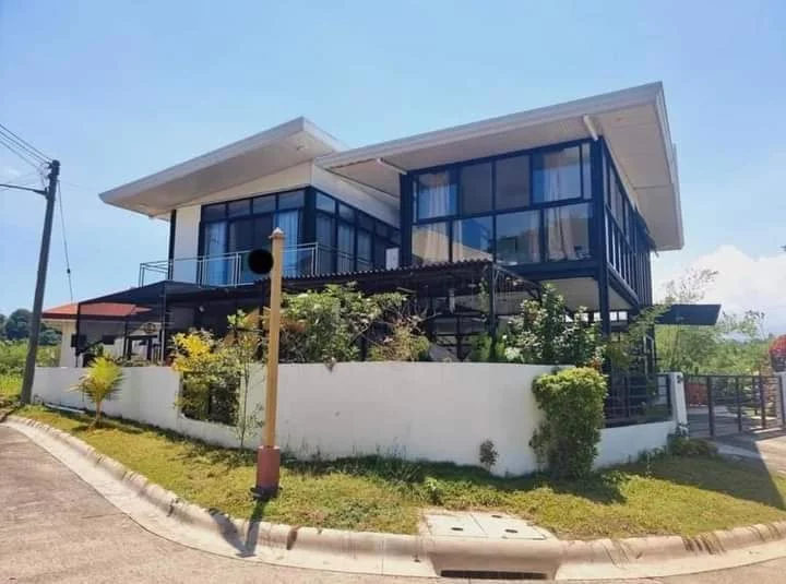 4 BED GLASS HOUSE FOR SALE 