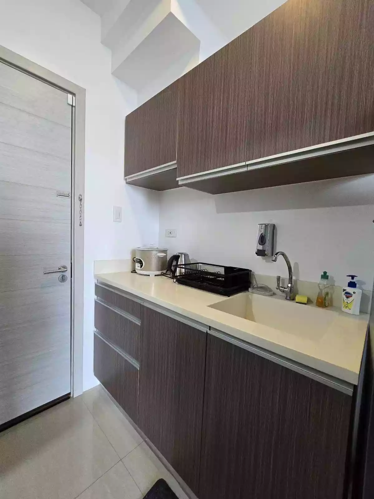 Studio Unit w/ Balcony facing Osmeña Blvd for sale — Studio — Photo 7