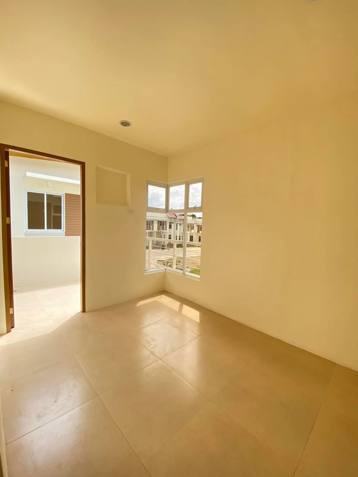 ANANDI UNIT FOR ASSUME! — House and Lot — Photo 4