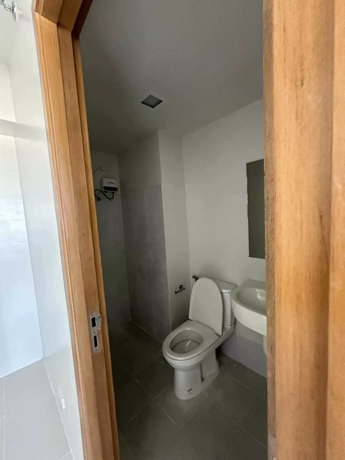 2 Bedroom Condo- Taft East Gate — 2 Bedrooms in Pope John Paul II Avenue, Cebu City, Central Visayas — Photo 4