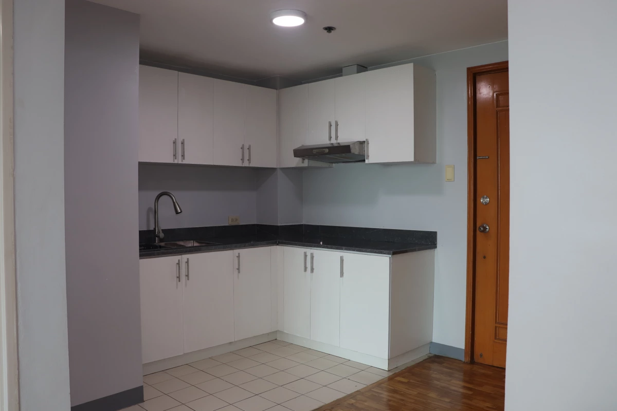 RUSH SALE FULLY FURNISHED 1 BEDROOM UNIT - Oriental Gardens Makati condo - Unit 10-i — 1 Bedroom in Makati, Metro Manila, Philippines — Photo 7