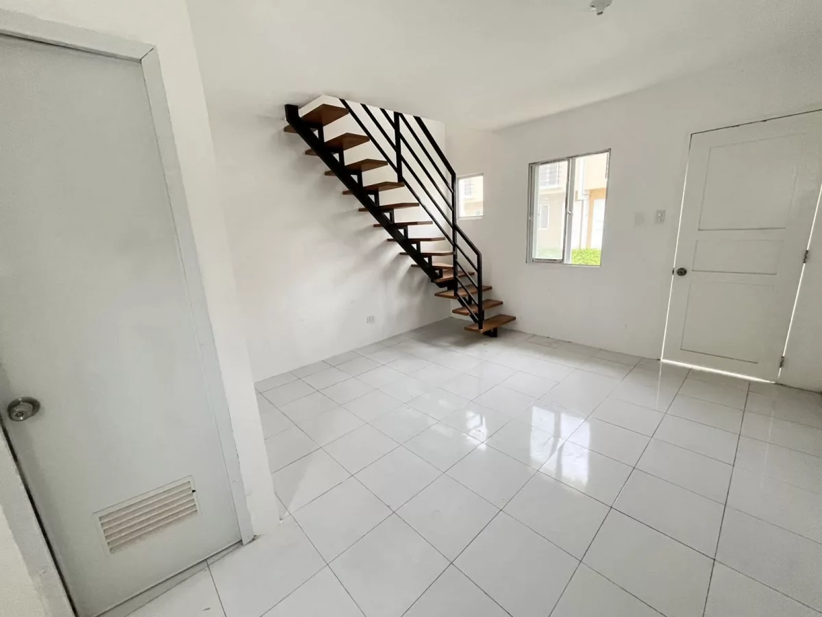 HOUSE AND LOT FOR ASSUME — Townhouse in Cebu, Philippines — Photo 6