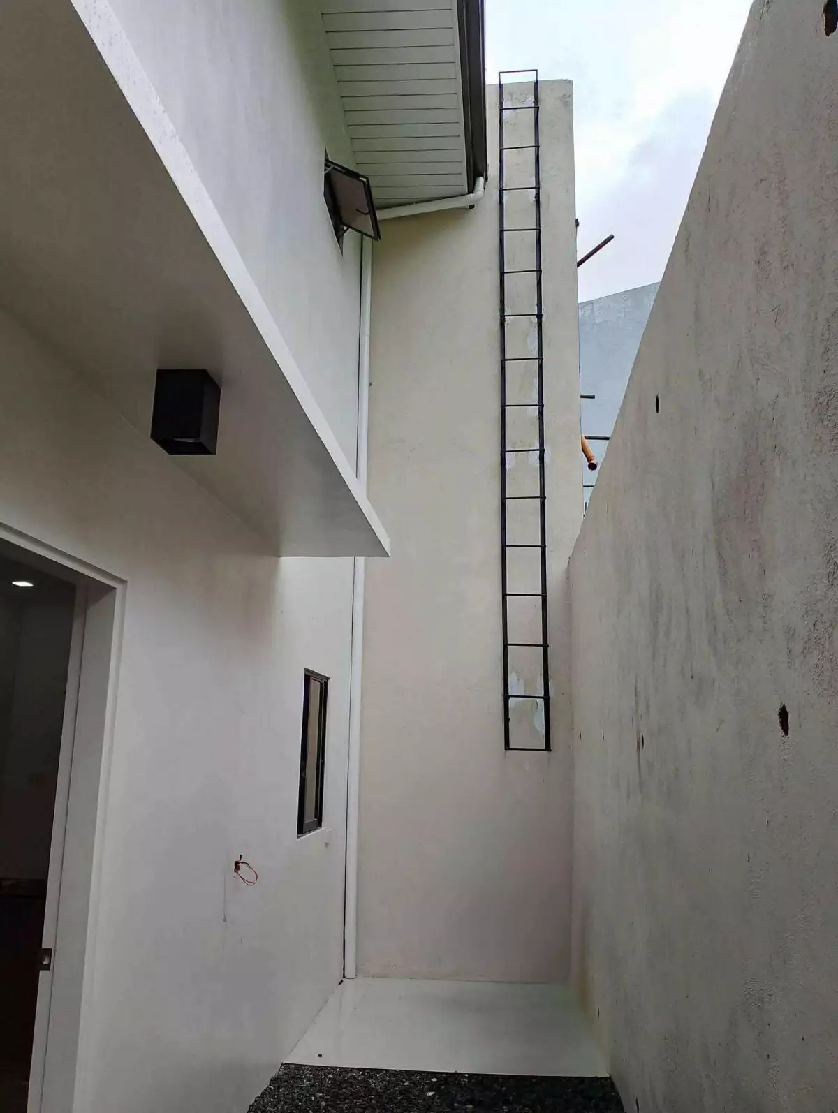 Modern Single-Attached House and Lot Inside a High-end Exclusive Subdivision in Metropolis 2, Talamban, Cebu City — House and Lot in Upper Bacayan, Cebu City, Cebu — Photo 4