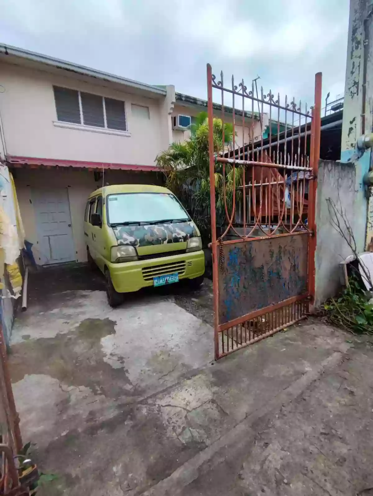 TOWNHOUSE FOR SALE WALKING DISTANCE TO A MALL — House and Lot in Lapu-Lapu City, Cebu, Philippines — Photo 2