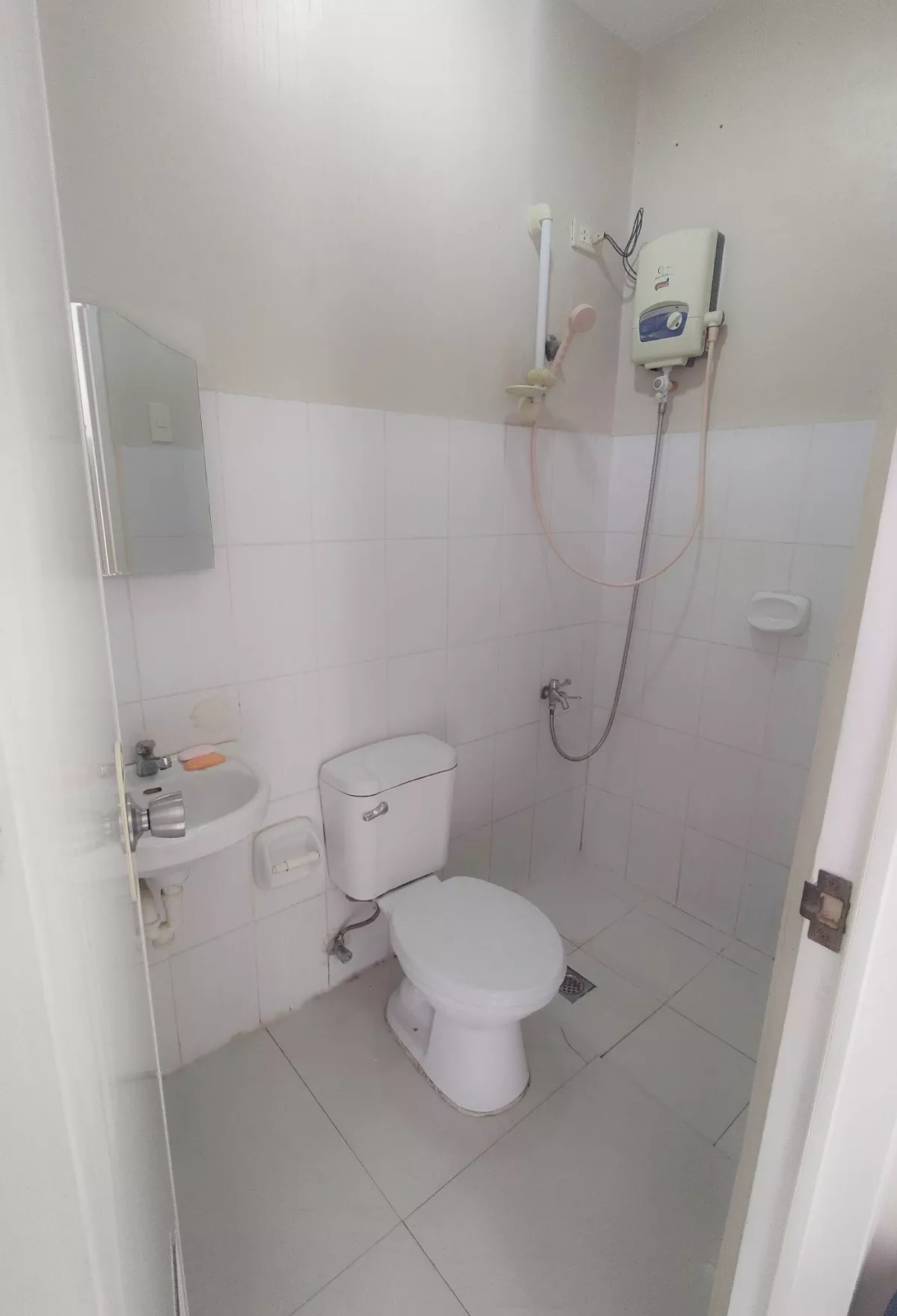 Affordable one bedroom corner unit condo for sale beside IT park!