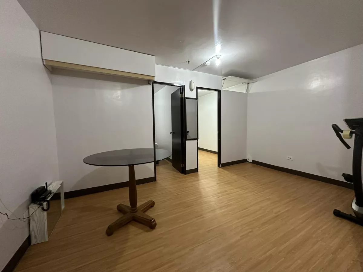 RUSH ASSUME: 2 BEDROOM CONDO UNIT WITH BALCONY — 2 Bedrooms in Naya Road, Cebu City, Central Visayas — Photo 4