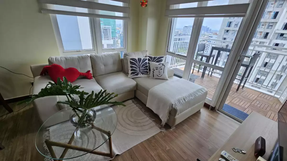 FOR RENT 2 BEDROOM CONDO UNIT WITH BALCONY AND PARKING — 2 Bedrooms in Cebu City, Philippines — Photo 2