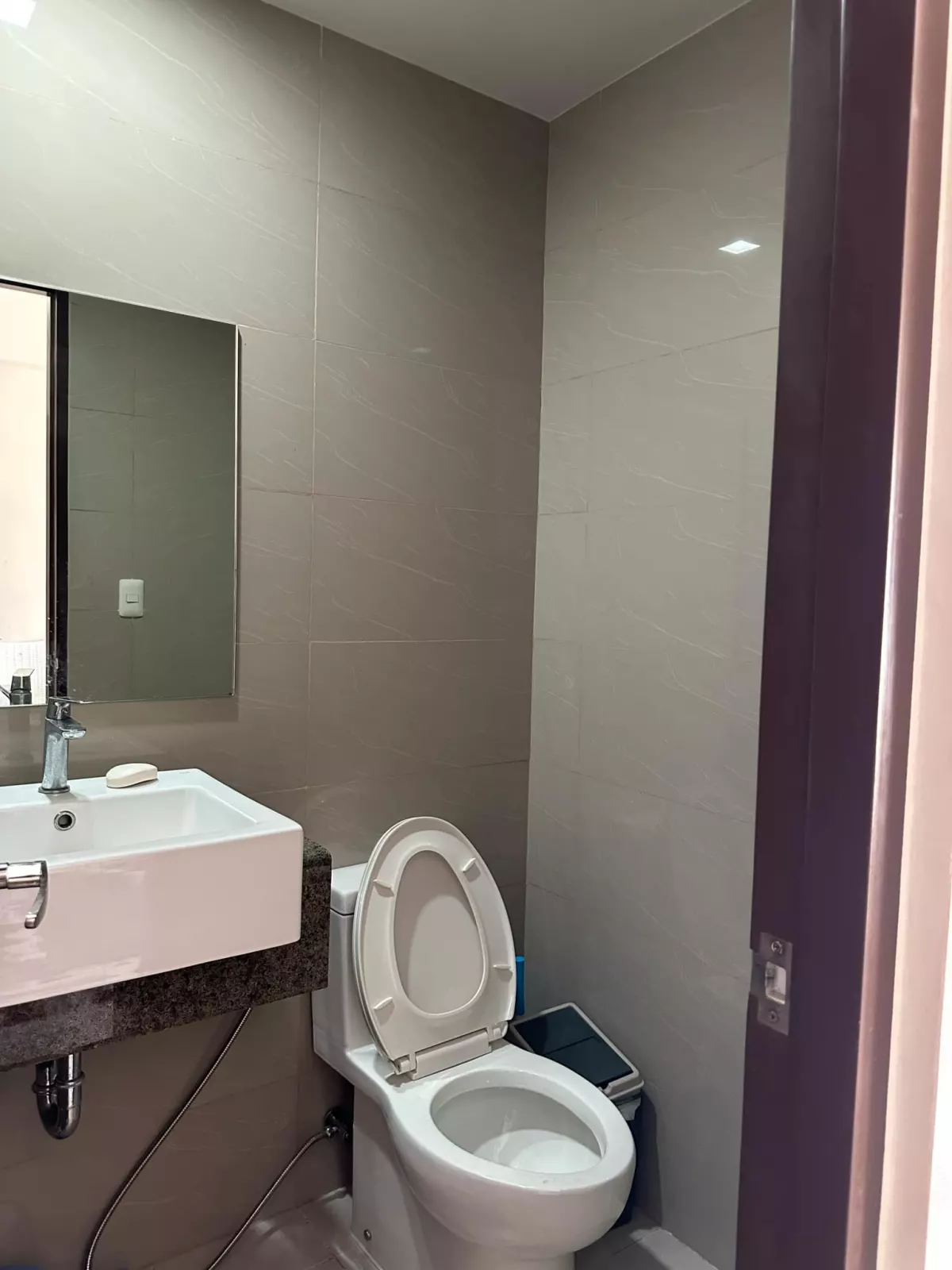 Mactan Newtown Condo for Sale with parking — 2 Bedrooms in Lapu-Lapu City, Cebu, Philippines — Photo 3