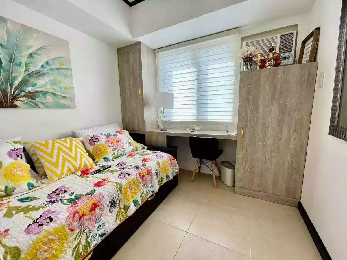 Sulit Deal 2 bedroom + parking (Fully Furnished Corner unit) — 2 Bedrooms in Lahug, Cebu City, Cebu — Photo 2