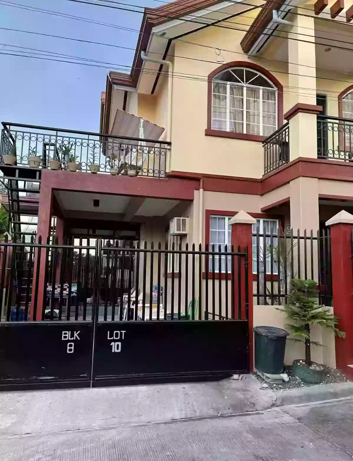 RUSH FOR SALE HOUSE & LOT, BIRTHING CLINIC, 2 GOLDEN HAVEN MEMORIAL LOTS AND STRADA MODEL 2012 — House and Lot in de Julio Street, Minglanilla, Cebu — Photo 2