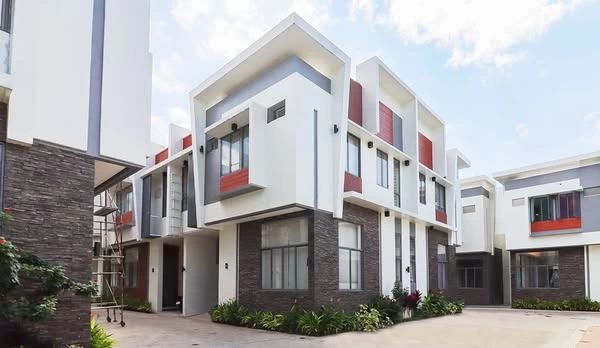 MODERN LUXURIOS TOWNHOUSE FOR SALE IN EDSA MUNOZ STARTS AT P13M UP! — Townhouse in Metro Manila, Philippines — Photo 2
